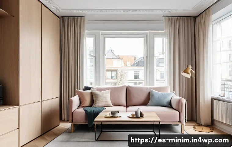 미니멀한 공간에서의 효율적인 정리 비법 - A modern small apartment living room featuring multifunctional furniture: a sleek sofa bed with buil...